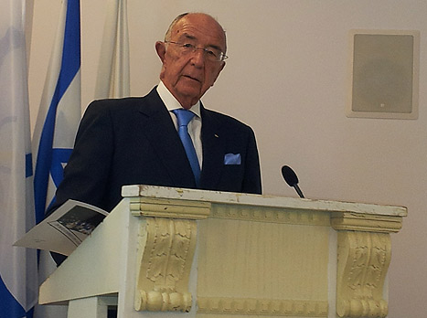 אלכס גלעדי נואם (צילום: רועי גלדסטון)
