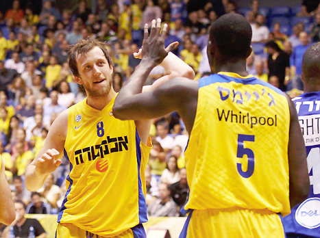 הליגה לרגליו. שון ג'יימס עם אינגלס (אלן שיבר). צפו בתקציר