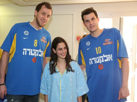 שחקני מכבי מבקרים (אתר מכבי ת"א)