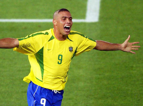 הוא כבר הביא גביע. רונאלדו ב-2002 (GETTYIMAGES)