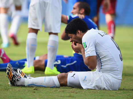סוארס, לא מבין מה עשה (GETTYIMAGES)