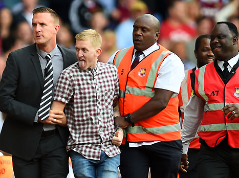 וגם היה אוהד שפרץ לדשא (gettyimages)