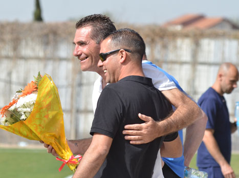 זוכה לפרחים, מקווה לא לשמוע קללות (ארנון לוי)