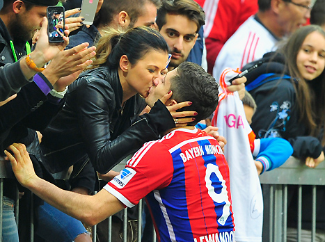 לבנדובסקי מקבל נשיקה מהאחת שלו (gettyimages)