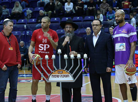 בהדלקת הנרות הם היו פחות מרוכזים (אתר המנהלת)