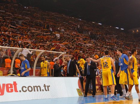 אוהדי גלא התפרעו בסיום המשחק בטורקיה (gettyimages) צפו בתקציר