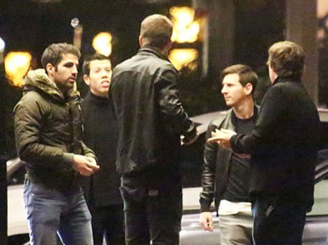 מסי, פיקה וססק. בילו בקזינו? (צילום מסך)