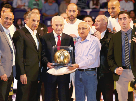 שמעון פרס מקבל תשורה לפני פתיחת האולסטאר (אלן שיבר)