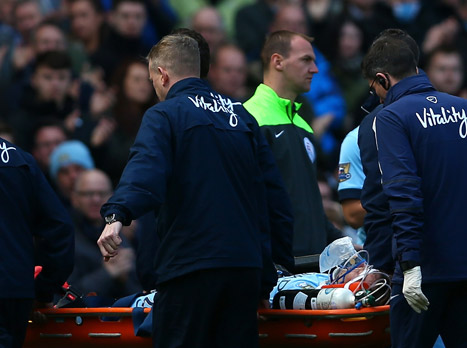 סילבה יורד על אלונקה (Getty)