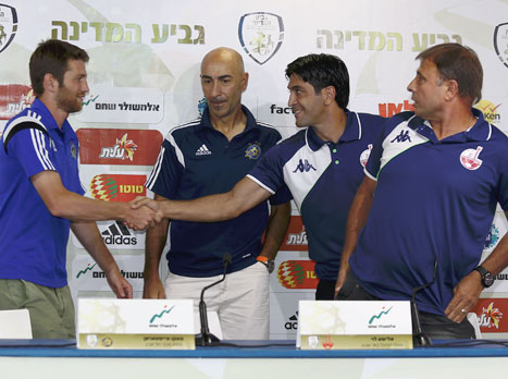 מתרגלים לחיצות ידיים (צילום: אלן שיבר)