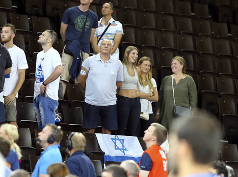 משפחת כספי מעודדת מהיציע (אלן שיבר)