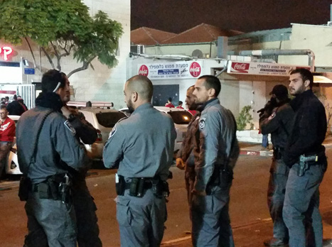 שוטרים מחוץ לבלומפילד