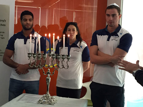 טומרקין, עברי ומוקי בהדלקת הנרות