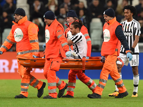 קאסרס יורד על אלונקה. מכה ליובה (Getty)