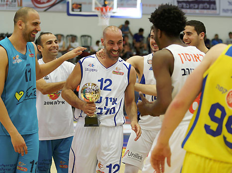 MVP צעיר. מאיר טפירו מקבל את הכבוד (אלן שיבר)