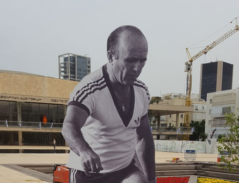 דמותו של עמנואל שפר בתערוכה
