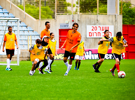 להוות דוגמא על המגרש ומחוצה לו (צילום: אפרת סער)