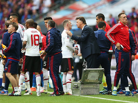 ואן חאל מתדרך את השחקנים לפני ההארכה (gettyimages)