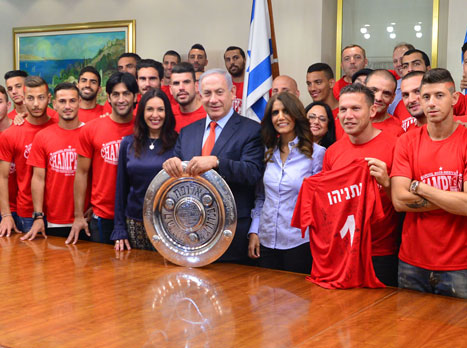 רה"מ והאלופה בתמונה משותפת (קובי גדעון, לע"מ)
