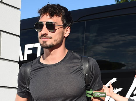 הומלס צופה בחבריו מהצד במחנה האימון (gettyimages)