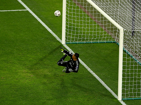 גריזמן בעט את הכדור למשקוף (gettyimages)