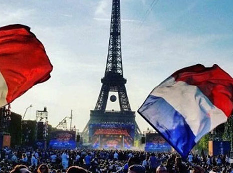 שער הניצחון נצבע באלפי אוהדים (הטוויטר הרשמי של היורו)