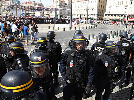 שוטרים צרפתים ברחובות (Getty)