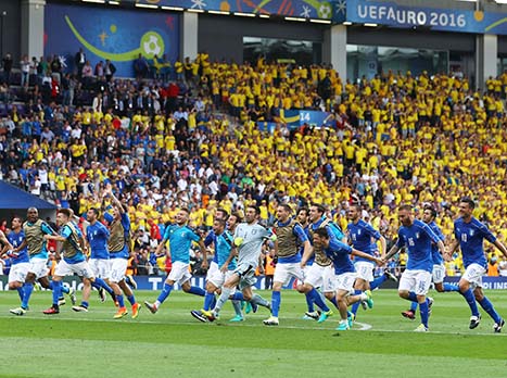 האיטלקים חוגגים עם האוהדים (Getty)