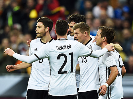 הגרמנים חוגגים על חשבון איטליה במשחק הידידות האחרון ביניהן (Getty)