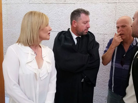 שטרק (משמאל)