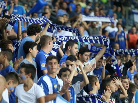 אוהדי מכבי פ"ת. יוכלו להגיע לנתניה (צילום: אלן שיבר)