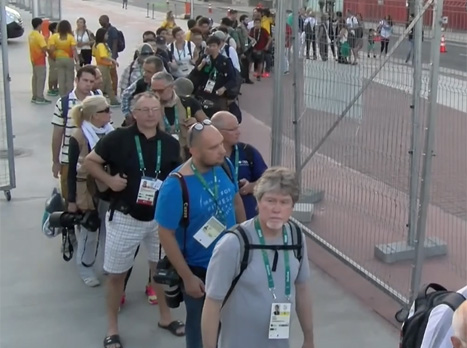 התור באוהל העיתונאים היה ארוך במיוחד