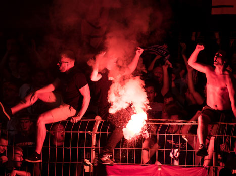 אמנם ליגה רביעית, אבל שימו לב למופע של אוהדי טרייר (getty)