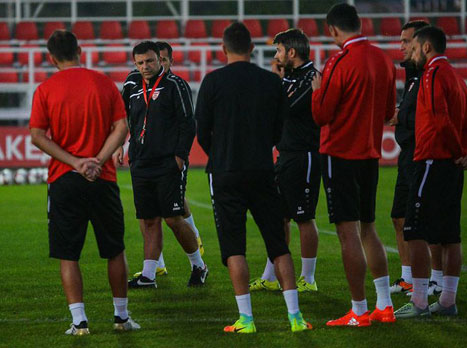 כאב ראש בהגנה המקדונית (צילום מתוך טוויטר)