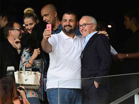 סימן את המטרה. מק'קורט עם אוהד (Getty)