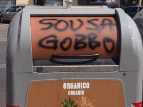 האוהדים מראים לו את הדרך החוצה