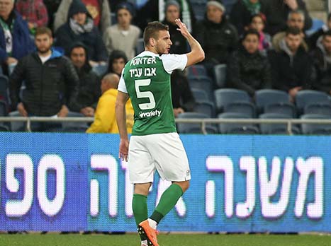אבו עביד מגיב לקהל. מירר בבכי (צילום: אלן שיבר)