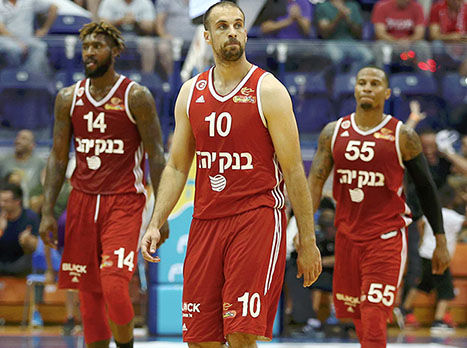 קבוצה שבורה. הפועל ירושלים מרוסקת (צילום: אלן שיבר)
