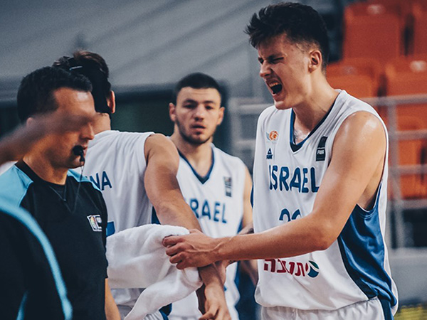 לא פחות טובים מאף שחקן אחר בגילם (FIBA)