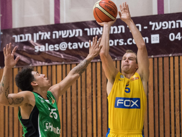יכולת קליעה מצויינת של מייקל רול (צילום: מכבי ת"א)