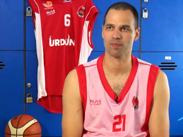 קוקיה. הכדורסלן הראשון שיצא מהארון