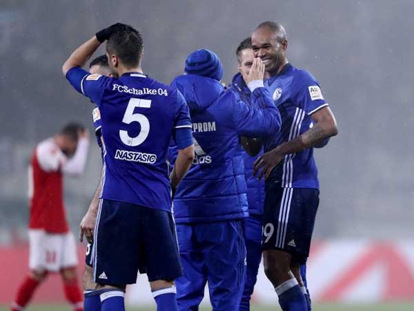 4 נקודות מדורטמונד. שחקני שאלקה חוגגים (Getty)