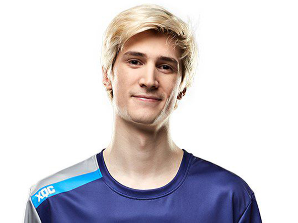 פליקס "xQc" לנג'יל. השחקן שעף מהליגה עקב הערות גזעניות והומופוביות.