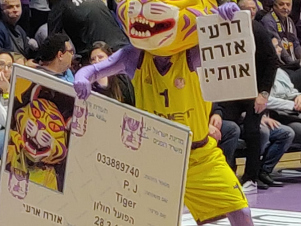 אפילו הקמע של חולון השתתף במחאה