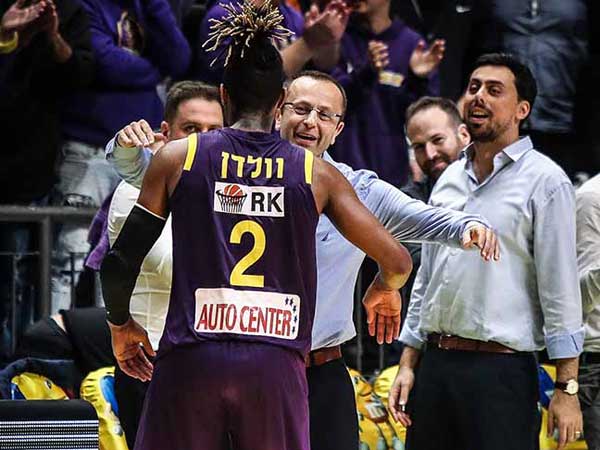 יחסים טובים עם דן שמיר (עודד קרני)