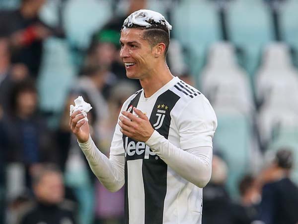 רונאלדו. עובר בשביל המועדון (Photo by Giampiero Sposito/Getty Images)