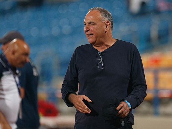 גאה בקבוצה שלו. אלון (ניר קידר)