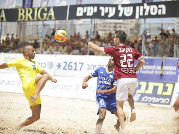 קרב צמוד בין ראש העין לאשקלון (צילום: STRAVO)