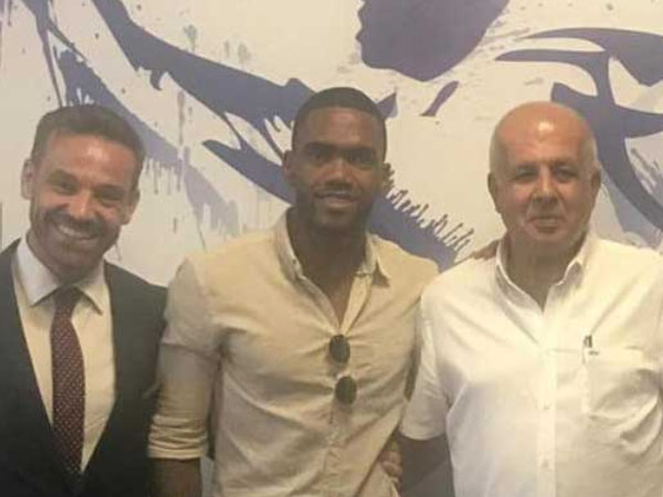 חיזוק לפתח תקווה. אוונדרו ברנדאו אחרי החתימה (צילום: באדיבות מכבי פתח תקוה)