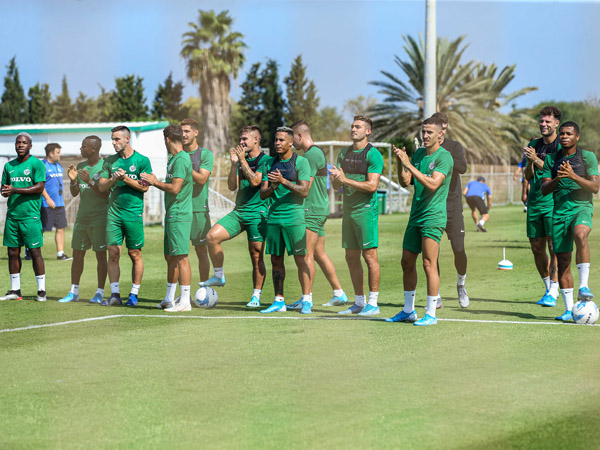השחקנים מודים לאוהדים על תצוגת העידוד (מאור אלקסלסי)